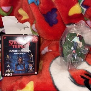 Netflix Stranger Things Iconic Moments 3 Inch Statue Figure Levitating Max RARE